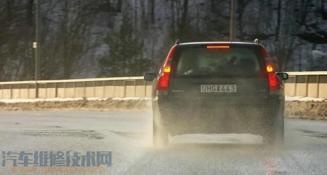 【為什么下雪時要把汽車雨刷豎起來？】圖2