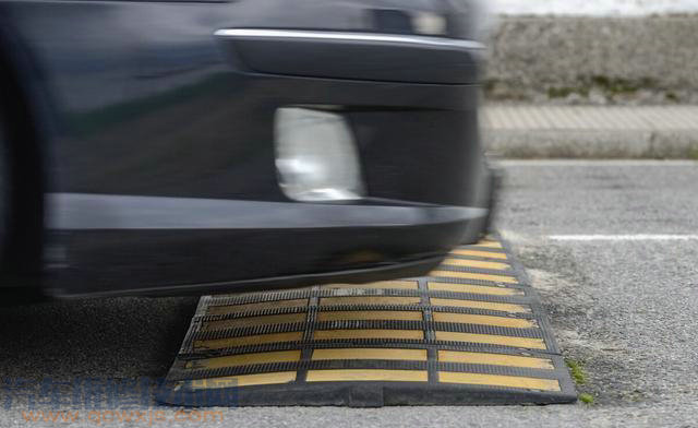 減速帶對汽車有影響嗎？怎么過減速帶才正確？