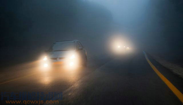 經(jīng)常晚上對(duì)面來(lái)車(chē)總是開(kāi)著遠(yuǎn)光燈,很刺眼,看不清路,怎么解決呀? 經(jīng)常晚上對(duì)面來(lái)車(chē)總是開(kāi)著遠(yuǎn)光燈,很刺眼,看不清路,怎么解決呀?