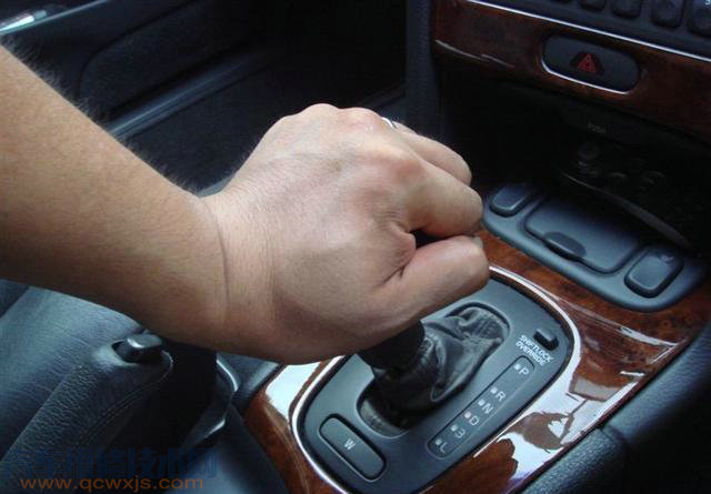 自動擋變速箱的車為什么不能空擋滑行? 自動擋變速箱的車為什么不能空擋滑行?