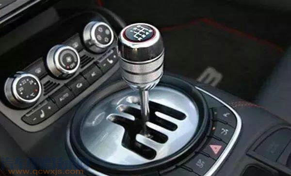 半坡起步先放手剎還是先放剎車？