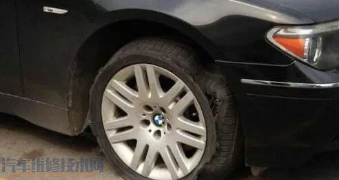 高速上爆胎可以停在應急車道自己更換備胎嗎?還是必須叫拖車? 高速上爆胎可以停在應急車道自己更換備胎嗎?還是必須叫拖車?