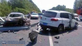 高速上爆胎可以停在應急車道自己更換備胎嗎?還是必須叫拖車? 高速上爆胎可以停在應急車道自己更換備胎嗎?還是必須叫拖車?