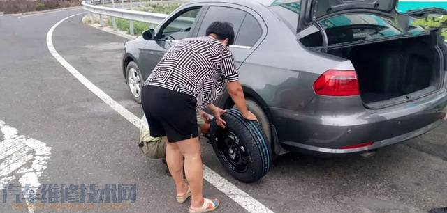 高速上爆胎可以停在應急車道自己更換備胎嗎?還是必須叫拖車? 高速上爆胎可以停在應急車道自己更換備胎嗎?還是必須叫拖車?