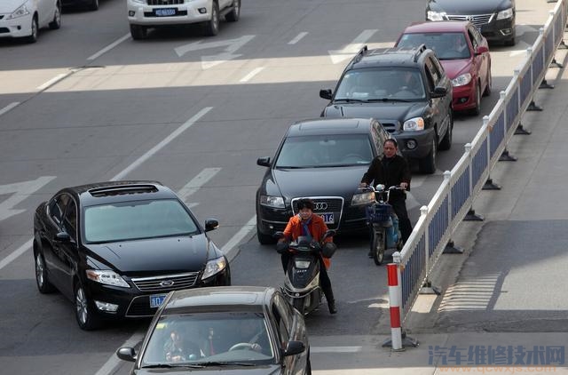 綠燈轉(zhuǎn)換紅燈還剩三秒將車停下后車追尾誰的責(zé)任? 綠燈轉(zhuǎn)換紅燈還剩三秒將車停下后車追尾誰的責(zé)任?