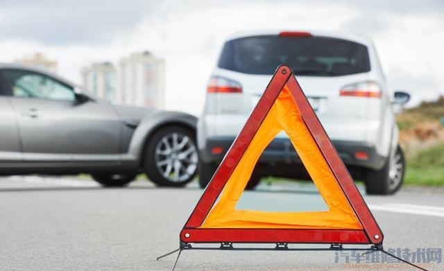 綠燈轉(zhuǎn)換紅燈還剩三秒將車停下后車追尾誰的責(zé)任? 綠燈轉(zhuǎn)換紅燈還剩三秒將車停下后車追尾誰的責(zé)任?