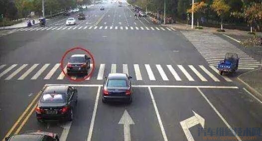 開車到十字路口發現闖紅燈了、這時候要停在路中間還是開過去扣六分? 開車到十字路口發現闖紅燈了、這時候要停在路中間還是開過去扣六分?