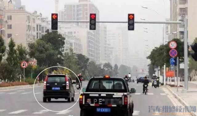 開車到十字路口發現闖紅燈了、這時候要停在路中間還是開過去扣六分？