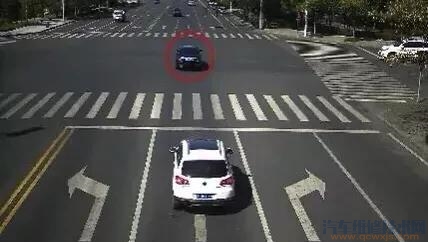 開車到十字路口發現闖紅燈了、這時候要停在路中間還是開過去扣六分? 開車到十字路口發現闖紅燈了、這時候要停在路中間還是開過去扣六分?