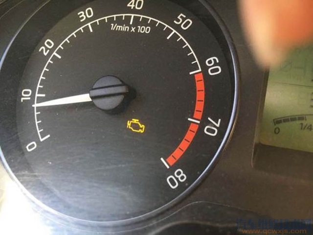 【造成發動機故障燈亮是什么原因？發動機燈亮了還能開嗎？】圖2