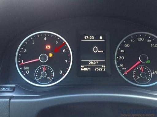 【發動機故障燈突然亮了什么原因,怎么辦】圖1