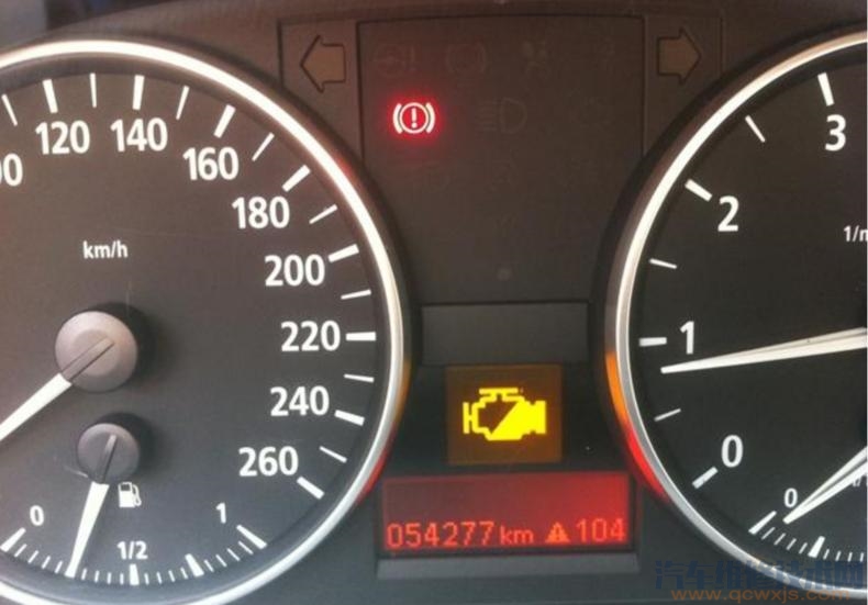 【汽車發動機故障燈亮了還能開嗎？怎么消除】圖1