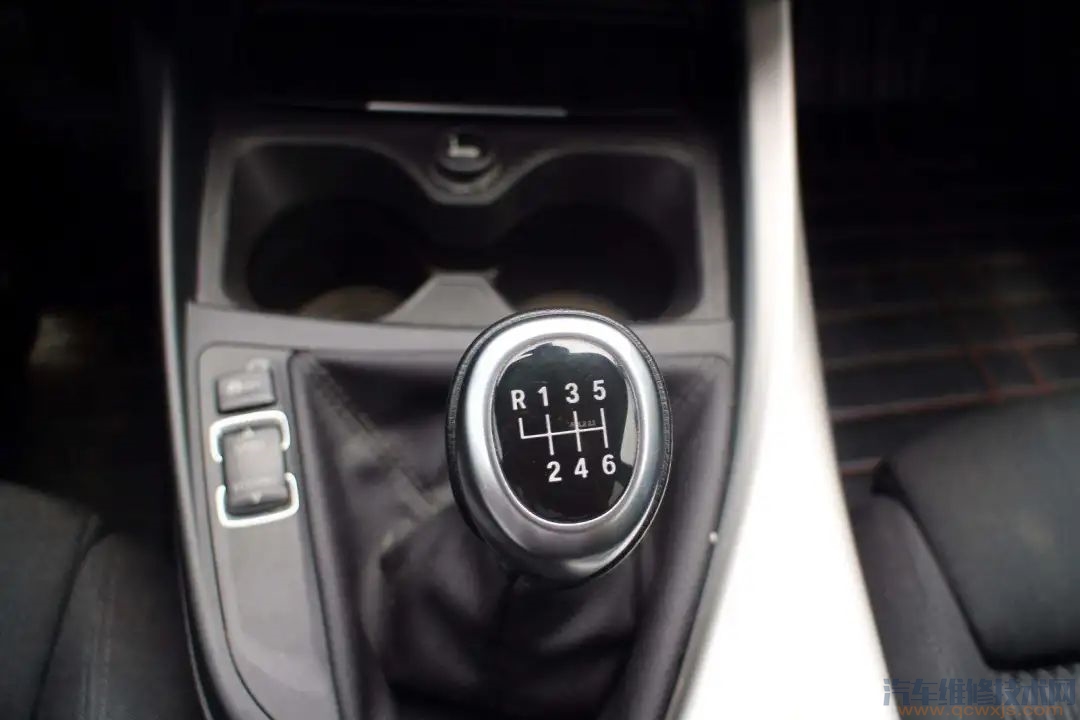 【手動擋車變速箱需要換油嗎？不換變速箱對變速箱有什么影響？】圖1