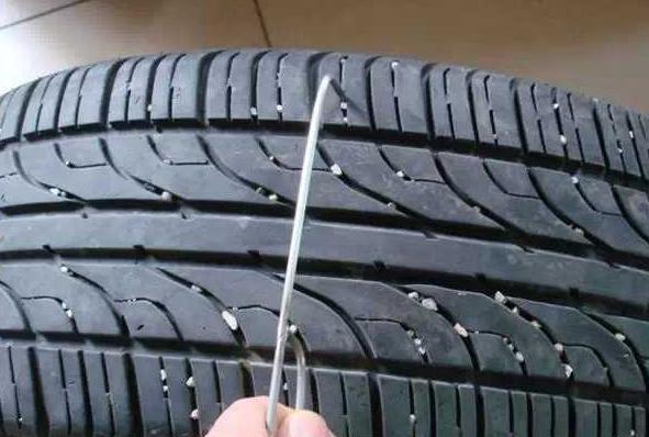 【汽車輪胎上的小石子有必要去清理嗎?】圖4