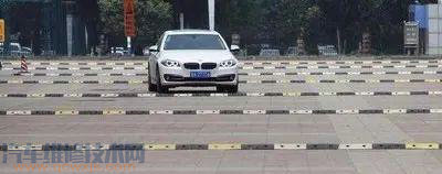 減速帶對車的傷害到底有多大?開車怎么過減速帶才正確? 減速帶對車的傷害到底有多大?開車怎么過減速帶才正確?