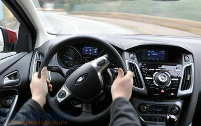 踩剎車方向盤抖動怎么回事？