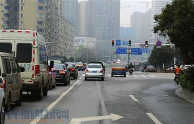 右轉道直行右轉道直行會不會扣分?算違章嗎? 右轉道直行右轉道直行會不會扣分?算違章嗎?