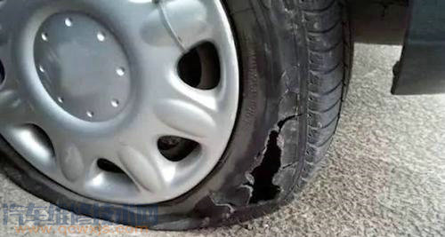 車在行駛中突然爆胎怎么辦？如何正確操作？