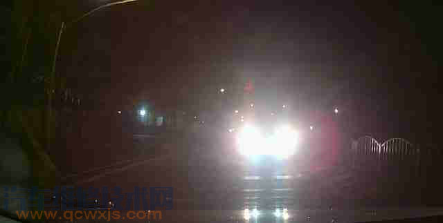 鹵素燈氙氣燈led燈各有什么優缺點?