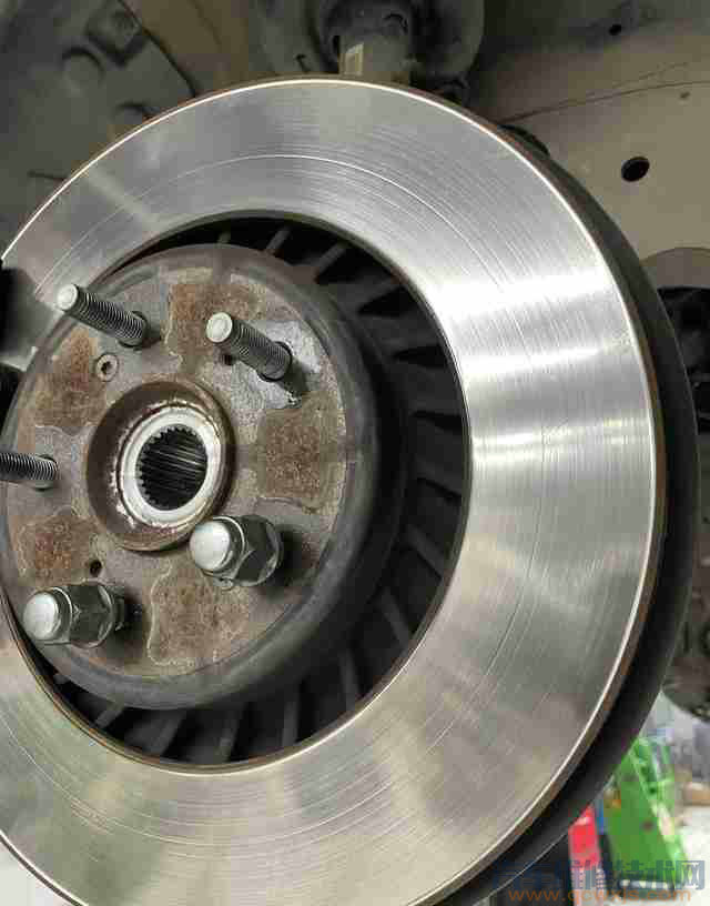 為什么小車現在不用鼓剎制動了？