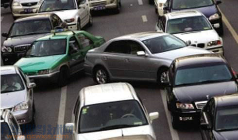 新手開(kāi)車(chē)怎么防止別人插隊(duì)？