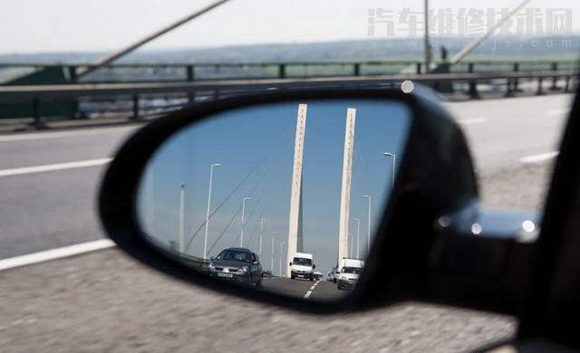 晚上開車怎么正確變道?怎么確認后車的距離? 晚上開車怎么正確變道?怎么確認后車的距離?