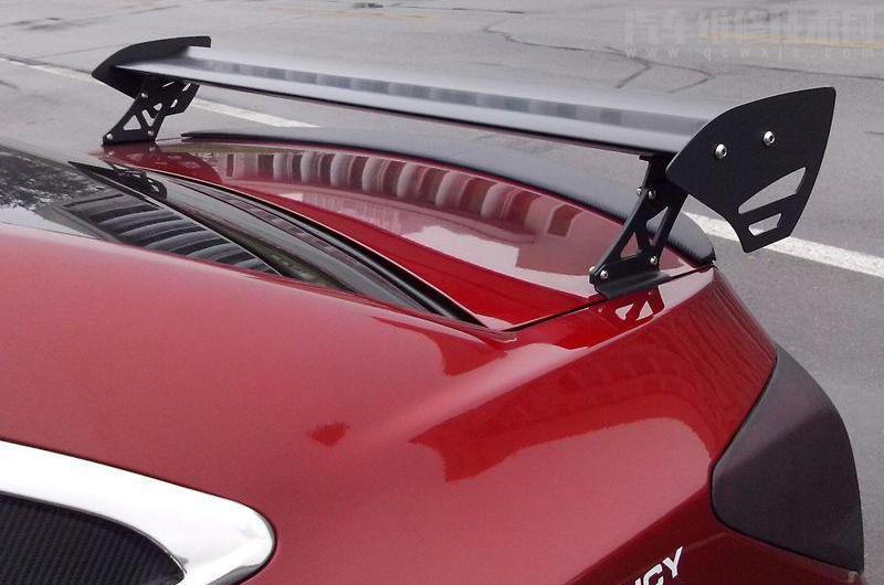 汽車尾翼打孔漏水么