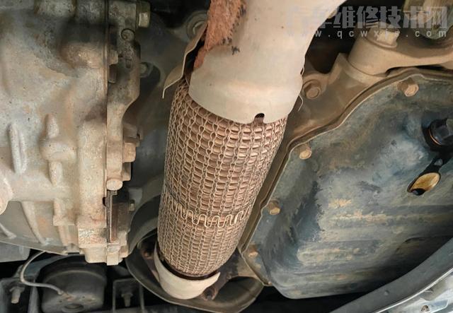 為什么汽車排氣管是活動的?而不是固定的呢?