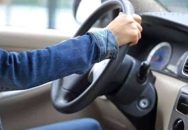 開車打方向盤是不是看路來打向還是數(shù)圈數(shù)