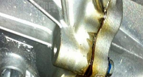 停車時發現地上有幾滴黑色的油 停車時發現地上有幾滴黑色的油