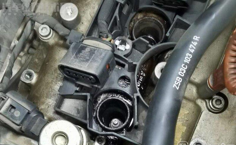 大眾高爾夫EA2111.4T漏機油機油滴到排氣管上冒煙 大眾高爾夫EA2111.4T漏機油機油滴到排氣管上冒煙