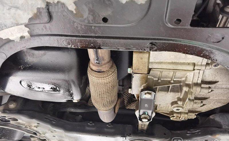 大眾高爾夫EA2111.4T漏機油機油滴到排氣管上冒煙 大眾高爾夫EA2111.4T漏機油機油滴到排氣管上冒煙