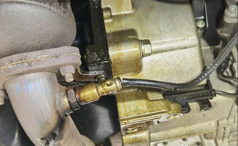 大眾高爾夫EA2111.4T漏機油機油滴到排氣管上冒煙 大眾高爾夫EA2111.4T漏機油機油滴到排氣管上冒煙