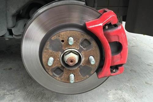 剎車盤生銹正常嗎 剎車盤生銹怎么解決