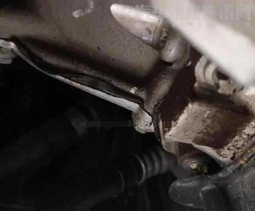 Jeep大指揮官發動機漏油怠速不穩維修案例