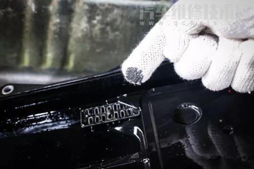 機油里有黑色渣子沉淀物正常嗎?機油出現(xiàn)油泥是什么原因 機油里有黑色渣子沉淀物正常嗎?機油出現(xiàn)油泥是什么原因