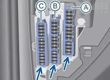 【大眾輝昂保險絲盒圖解 大眾輝昂保險盒位置】圖3