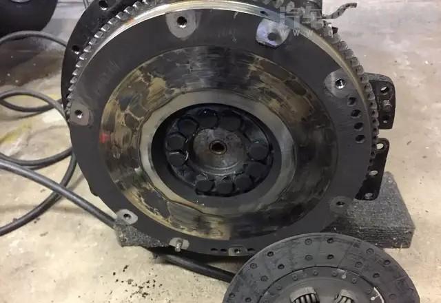 【開車怎么樣減少離合器片的磨損?】圖3