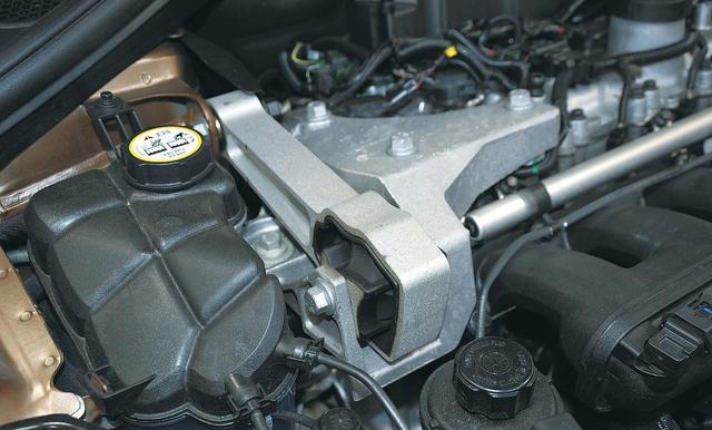 發(fā)動(dòng)機(jī)是如何與車(chē)體連接的？