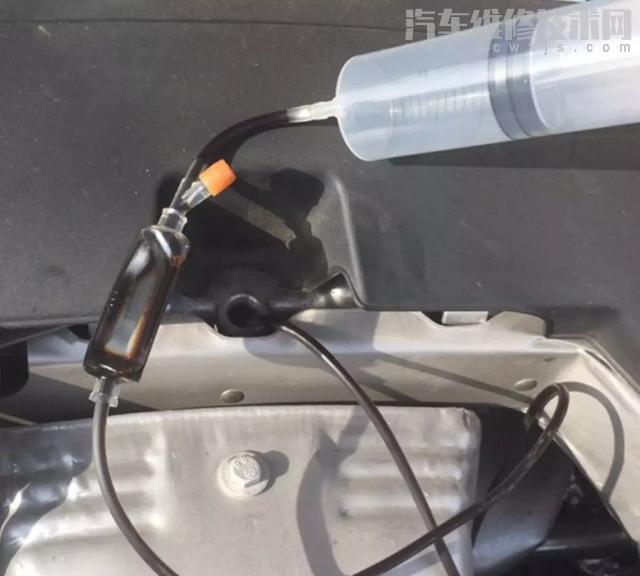 【機油加多了怎么弄出來最簡單？機油加多了對車子有什么影響】圖2