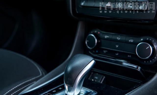 自動擋車下坡時怎么利用發動機制動?