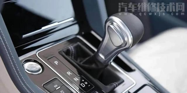 【自動擋車下坡時怎么利用發動機制動？】圖3