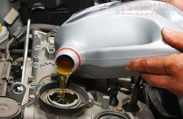 在高速路上車沒油了應(yīng)該怎么辦？