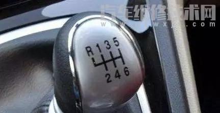 【手動檔汽車為什么超車時要減擋加速？】圖4