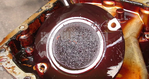 【“機(jī)油壓力不足”機(jī)油燈亮且發(fā)動(dòng)機(jī)怠速抖動(dòng)維修案例分析】圖1