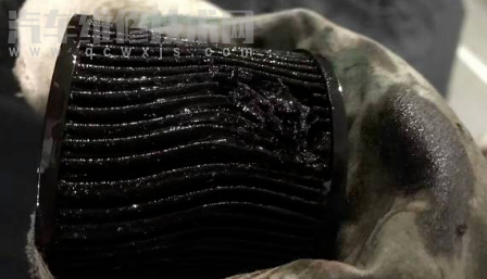 發(fā)動(dòng)機(jī)為什么會(huì)燒機(jī)油（發(fā)動(dòng)機(jī)燒機(jī)油的常見原因）