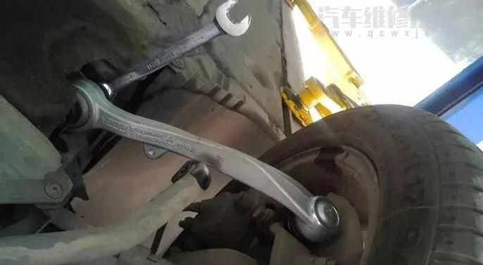 寶馬下擺臂壞了的表現？寶馬下擺臂換一個多少錢？