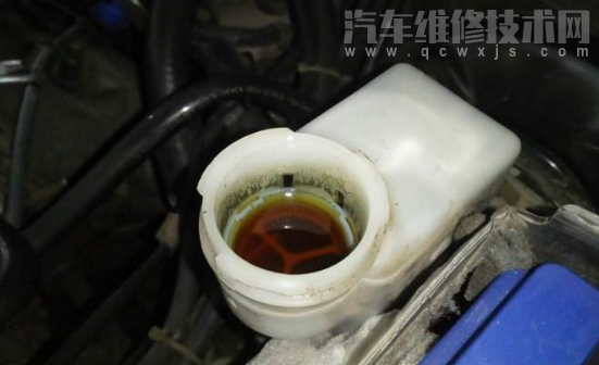 剎車軟是什么原因(剎車軟編綿的踩到底才有用怎么回事)