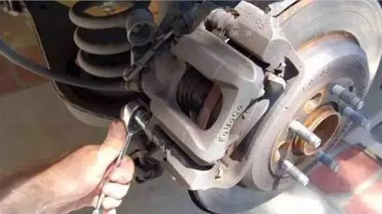 剎車軟是什么原因(剎車軟編綿的踩到底才有用怎么回事) 剎車軟是什么原因(剎車軟編綿的踩到底才有用怎么回事)