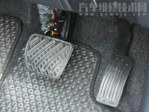 踩油門過一會才有反應怎么回事